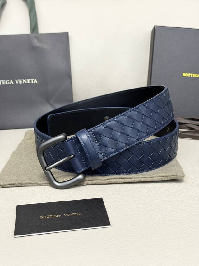 代购级bv男士腰带 Bottega Veneta 宽4.0Cm 颜色:蓝色 纯手工编织小牛皮 每个细节都体现出至高的品味和格调 经典商务休闲款高档腰带 低调奢华